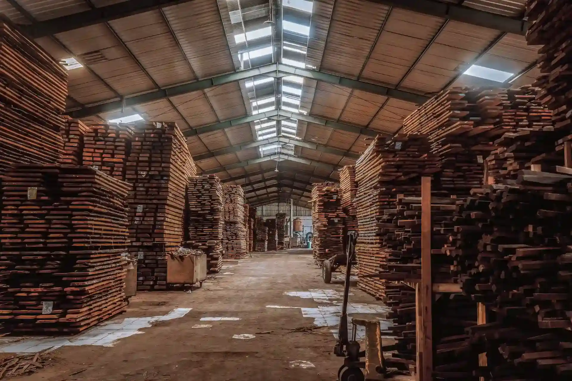 Gudang kayu solid siap produksi